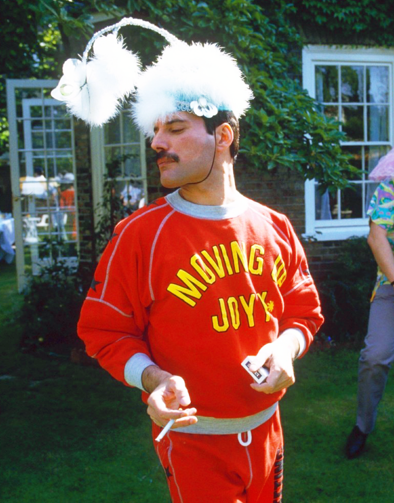 Freddie Mercury A Sa Fete D Anniversaire Pour Ses 40 Ans 1986