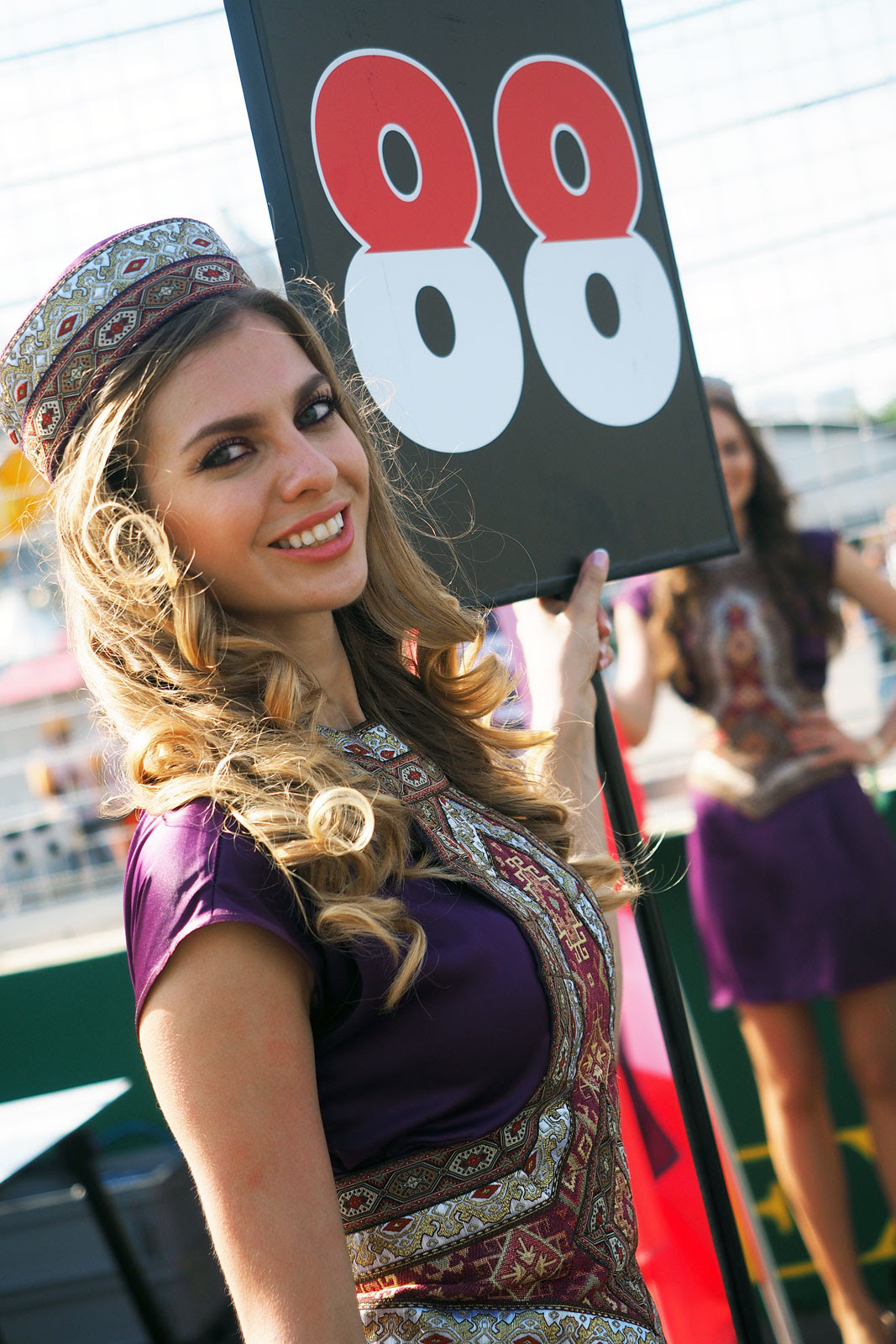 F1ビューティー 16 Rd 8 ヨーロッパgp編 オリエンタルな雰囲気のアゼルバイジャン美女たち F1 Life