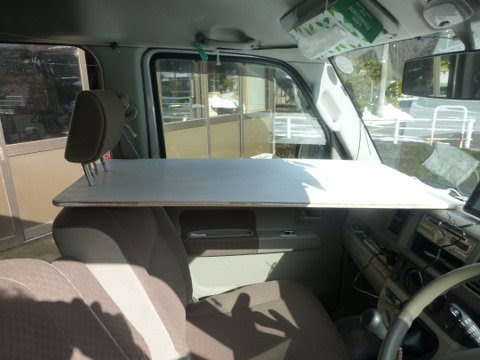 テーブル搭載用箱と助手席テーブル 13年2月3日 納車から1年 車中泊はまだ十数回ですが 実際に使用して出てきた問題点を少しずつ改良しています 何故 小さなエブリイで長期間の遠征を行おうとした場合 大量の装備品の収納 と 就寝場所の