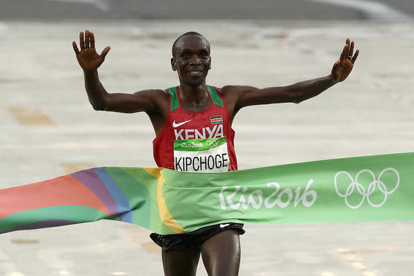 Eliud Kipchoge crosses the finish line. (Buda Mendes / Getty Images)