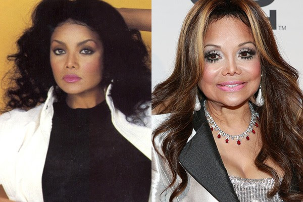 Michael não foi o único dos Jacksons a fazer várias cirurgias: sua irmã mais velha, La Toya, também já passou pelas mãos de cirurgiões plásticos um punhado de vezes. Nelas, fez procedimentos no rosto... E não é que o nariz dela ficou parecido com o do Michael? (Foto: Getty Images)