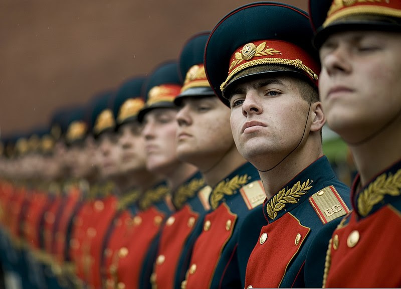 http://upload.wikimedia.org/wikipedia/commons/thumb/f/f2/Russian_honor_guard_at_Tomb_of_the_Unknown_Soldier%2C_Alexander_Garden_welcomes_Michael_G._Mullen_2009-06-26_2.jpg/800px-Russian_honor_guard_at_Tomb_of_the_Unknown_Soldier%2C_Alexander_Garden_welcomes_Michael_G._Mullen_2009-06-26_2.jpg