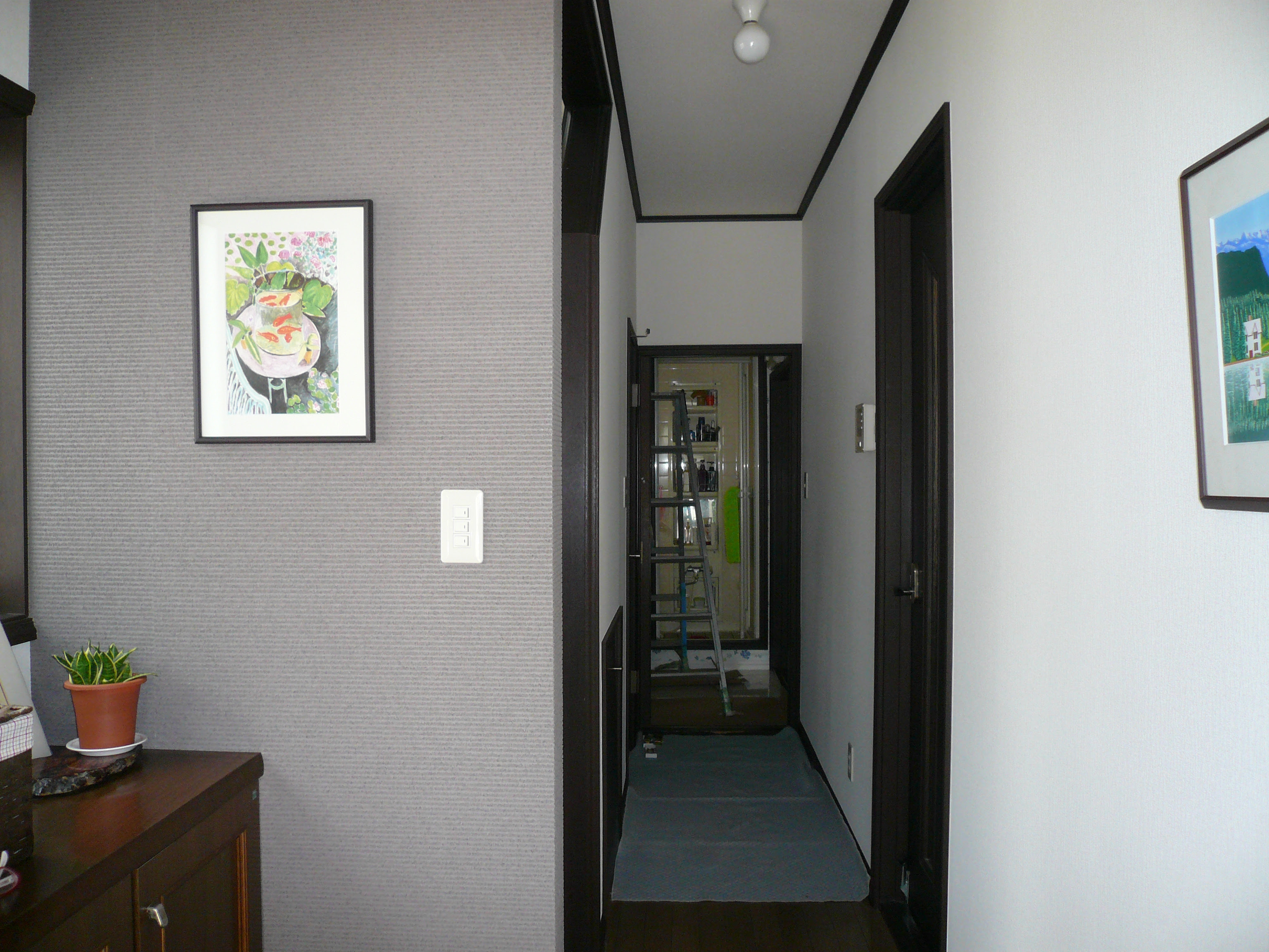 壁紙を一面だけ変えて玄関にアクセント 平塚市 平塚市 新築