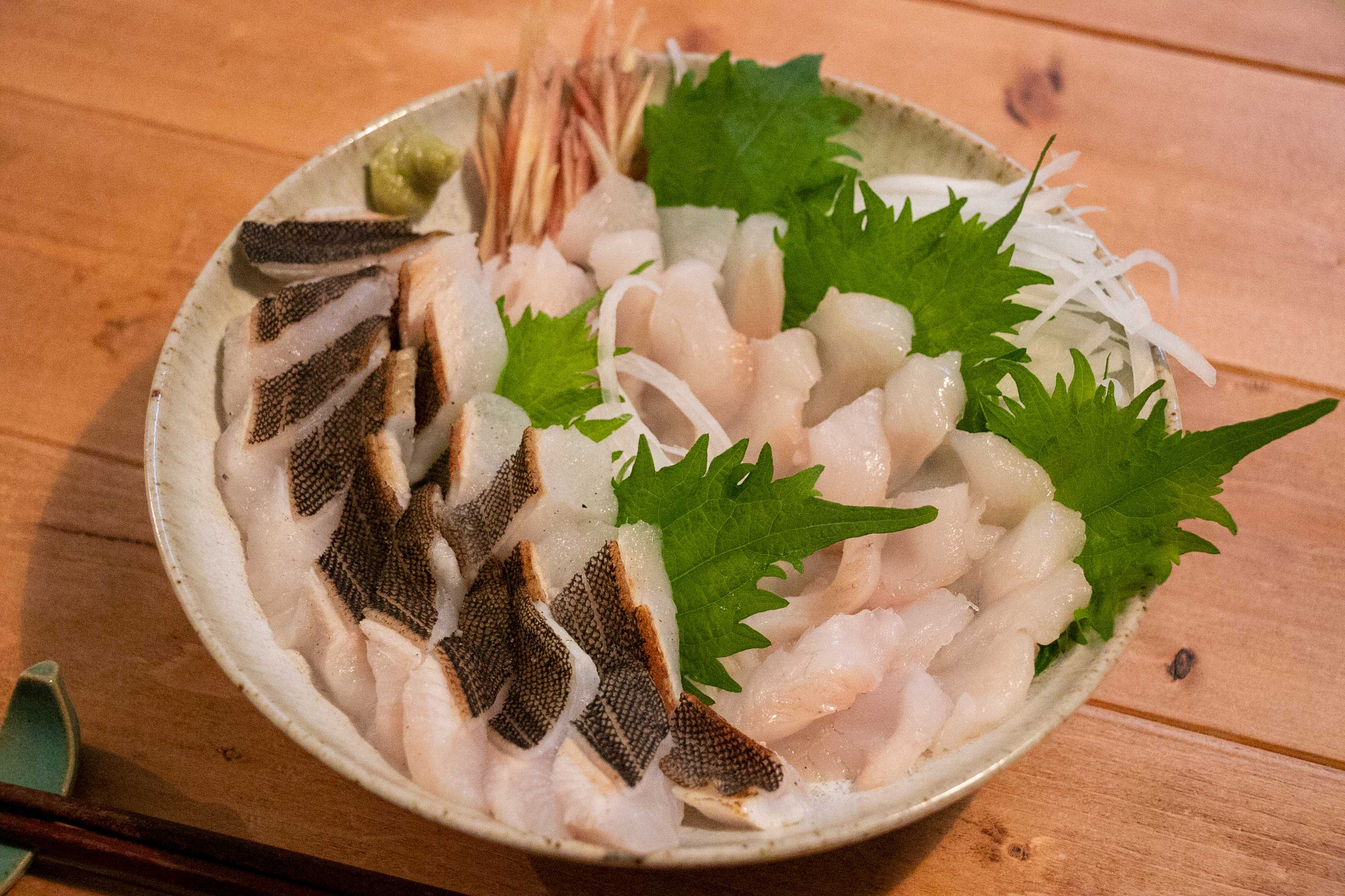 19年の初釣りで釣り上げたビール瓶サイズのアイナメを刺身と焼き霜で食らう 逗子ぐらしのち葉山ごもり