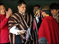 Rafael Correa, rodeado por Chávez y Morales, recibe el bastón ceremonial