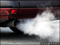 Un auto emite gases.