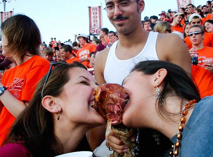 Girls with a Turkey Leg (37 pics)