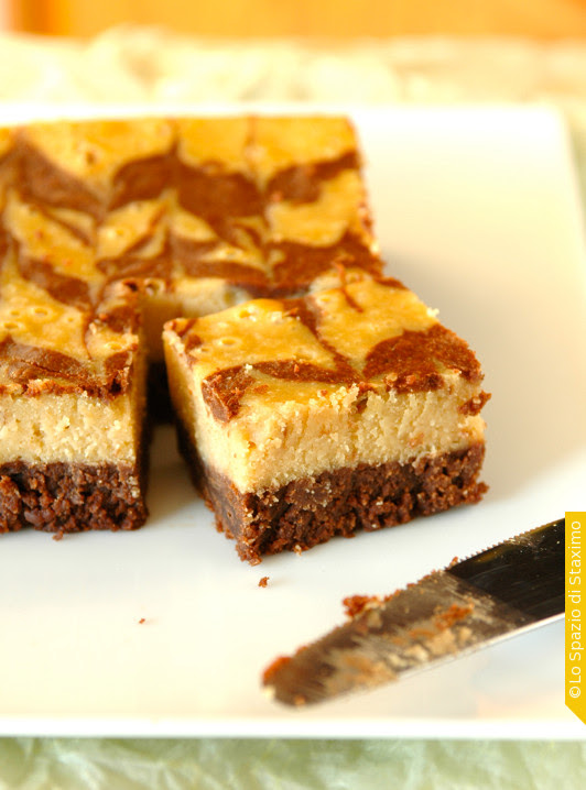 Quadretti Cioccolatosi al Formaggio e Burro di Arachidi