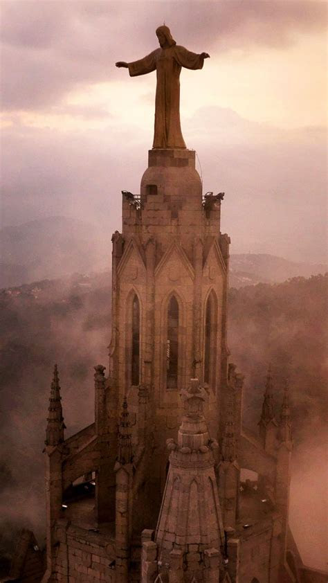 Luis suarez' vertrag läuft aus, angeblich will ihn ein ehemaliger weggefährte zurück nach england holen. Wallpaper Church of the Sacred Heart of Jesus, Barcelona