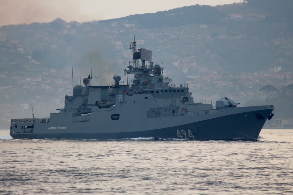 Fragata russa Almirante Grigorovich desloca-se próximo ao estreito de Bósforo rumo à costa turca do Mar Mediterrâneo, que também banha a Síria, após EUA atacarem governo de Bashar Al-Assad, aliado dos russos (Foto: Yoruk Isik / Reuters)