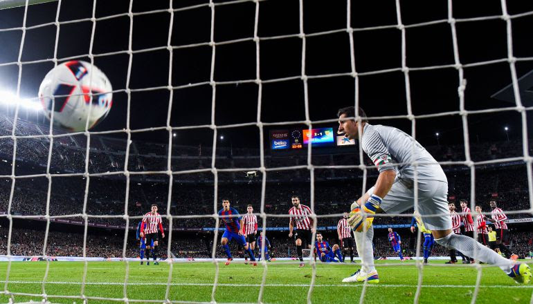 El portero del Athletic ve como el lanzamiento de falta de Messi entra en su portería en el choque de Copa entre el Barcelona y el Athletic (3-1).
