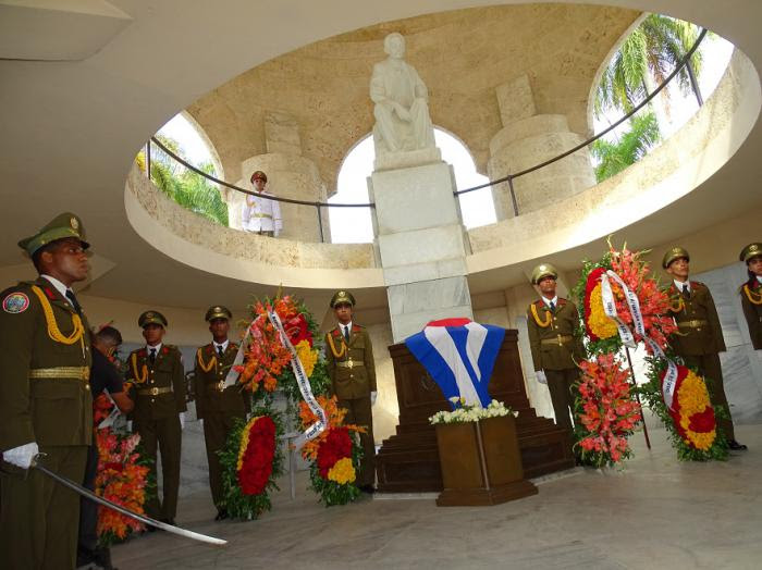Ofrendas florales de Raúl, Díaz-Canel, de Esteban Lazo y el pueblo de Cuba rindieron honor a Martí