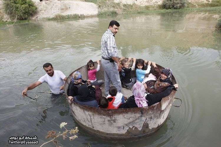 صور حول العالم : طفلة أفغانية ترعى الأغنام + عمامة طولها 325 متر .. والمزيد