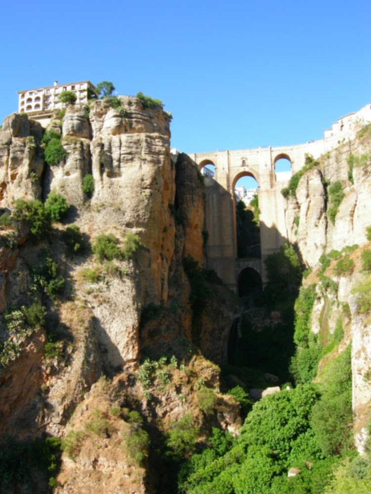 http://wikitravel.org/upload/shared//9/9d/Ronda-Puente_Nuevo.jpg