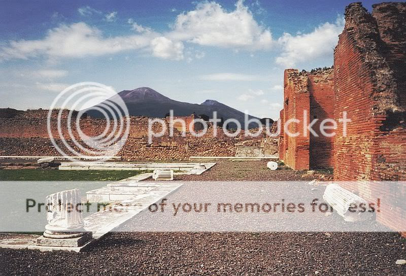 http://i624.photobucket.com/albums/tt327/deathnotekira77/800px-Vesuvius_from_Pompeii.jpg