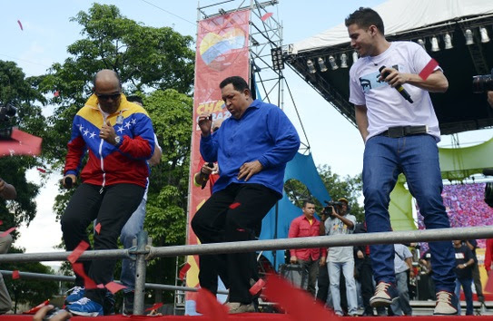  3 de octubre de 2012. Hugo Chávez baila durante un acto de campaña electoral en Maracay. © AFP Juan Barreto 