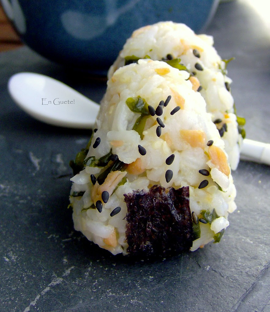 Onigiri de salmón y wakame