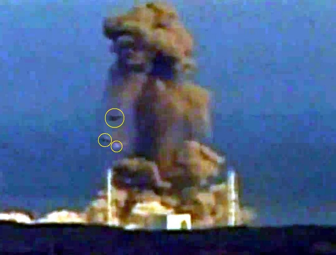 Fig. 13 : Des objets retombent après l’explosion (T + 11 s)