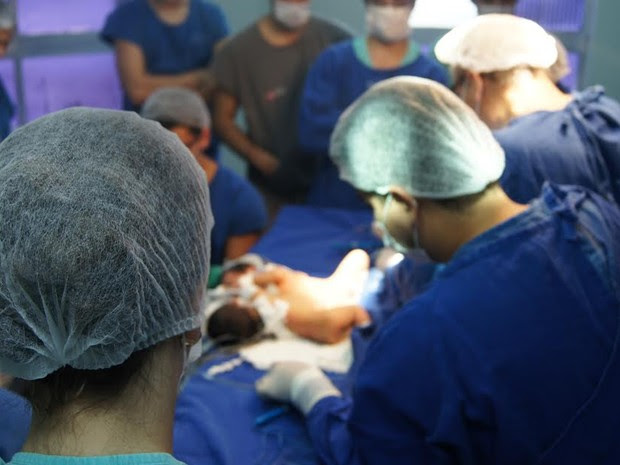 Cirurgia para separar gêmeas durou três horas em Belém (Foto: Divulgação / Santa Casa)