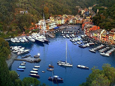 イタリア 東リビエラ海岸ポルトフィーノの朝の港です どこかの国のライブカメラ
