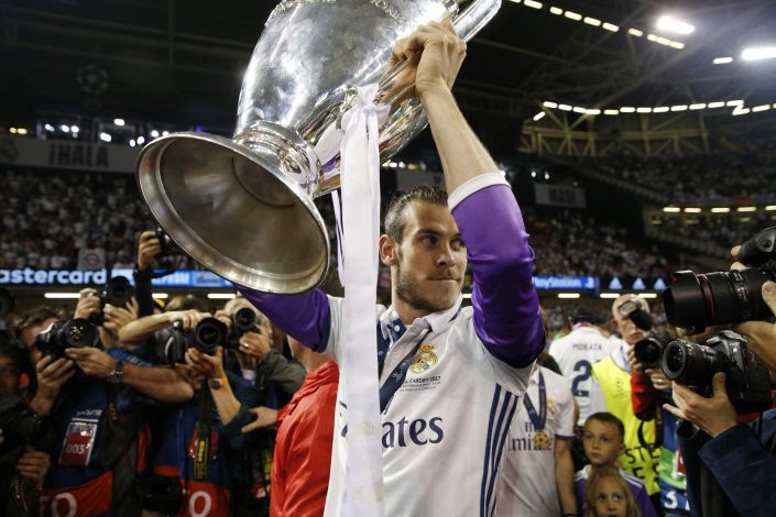 Real Madrid's Gareth Bale celebrate with the trophy after winning the UEFA Champions League Final.