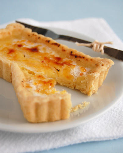 Tangy lemon tartlets with a burnt sugar crust / Tortinhas azedinhas de limão siciliano com casquinha de açúcar queimado