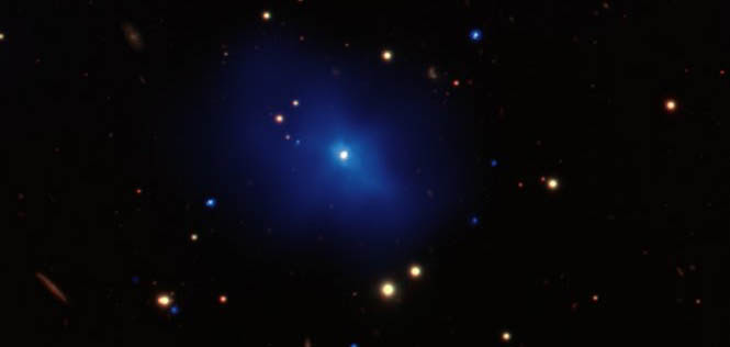 Um quasar brilhando no coração de um cluster distante de galáxias.