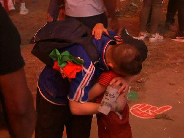  Menino português consola torcedor francês após a final da Eurocopa deste domingo (10) (Foto: Reprodução/BBC)
