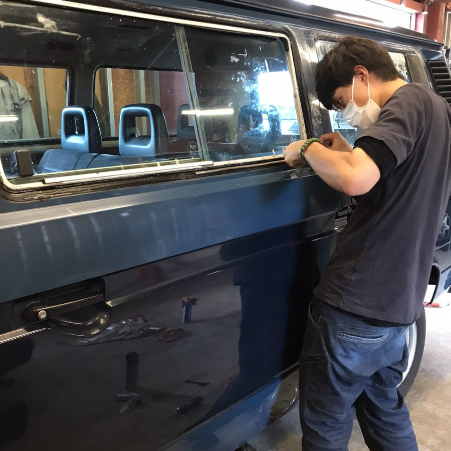 ヴァナゴン ディーラー車 のメッキモールの交換 Gakuya フォルクスワーゲン アミューズメント