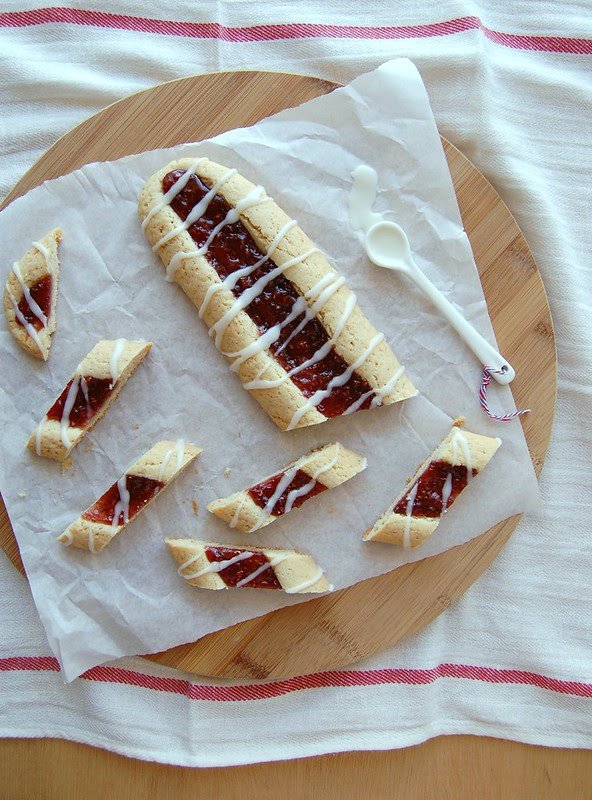 "Jamaretti" cookies /  Biscoitos de amêndoa e geleia de framboesa