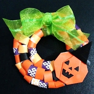 ハロウィンのリースを手作り リボン状の折り紙で作ってみました 知恵の小袋