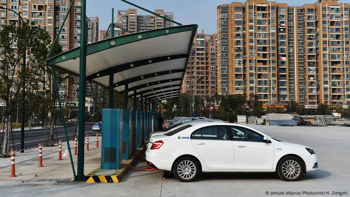 China Ladestationen für Elektroautos (picture-alliance/Photoshot/H. Zongzhi)