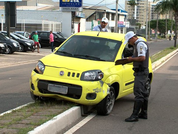Carro da estudante de engenharia ficou danificado após colisão com veículo oficial no Espírito Santo (Foto: Reprodução/ TV Gazeta)