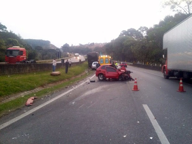 Segundo Polícia Rodoviária, carro entrou na contramão e bateu em ônibus na Fernão Dias (Foto: Reprodução EPTV)