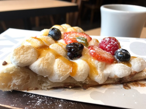 広尾 Max Brenner Chocolate Bar マックスブレナー で広尾プラザ店限定メニューのトゥッティフルッティピザ 東京サンドイッチ部 東京都内のパンとスイーツ情報