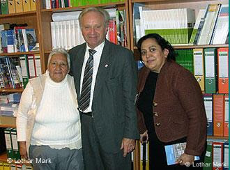 El entonces diputado socialdemócrata Lothar Mark recibió a Marisela Ortiz (derecha) y Manuela Simental. 
