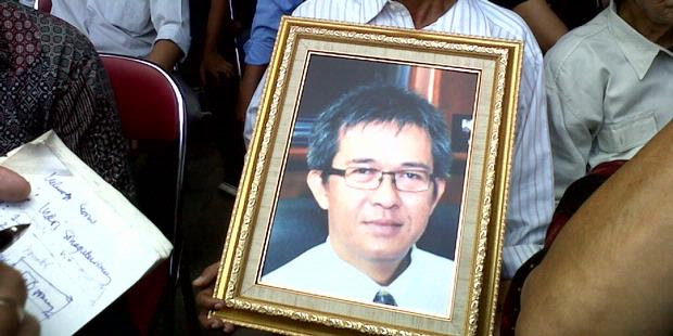 Jas Hitam Dan Kemeja Putih Dalam Peti Korban Sukhoi [ www.BlogApaAja.com ]