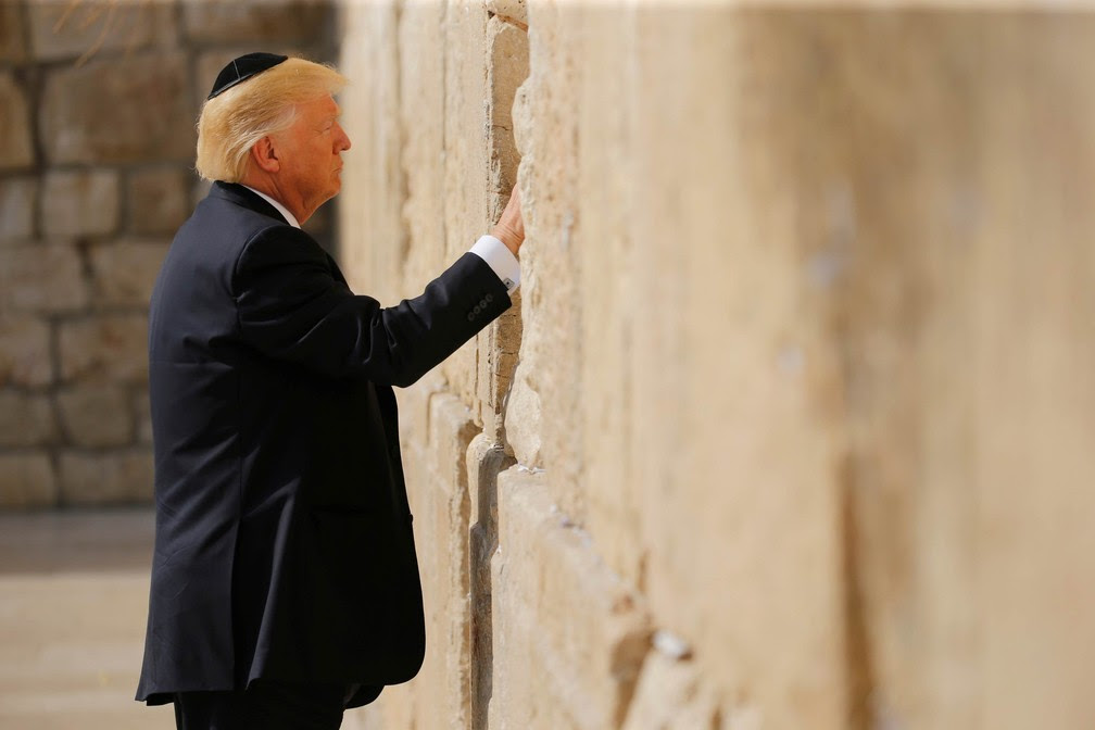 Donald Trump coloca um bilhete entre rochas do Muro das Lamentações, local de orações do Judaísmo, em Jerusalém, Israel (Foto: Jonathan Ernst/Reuters)