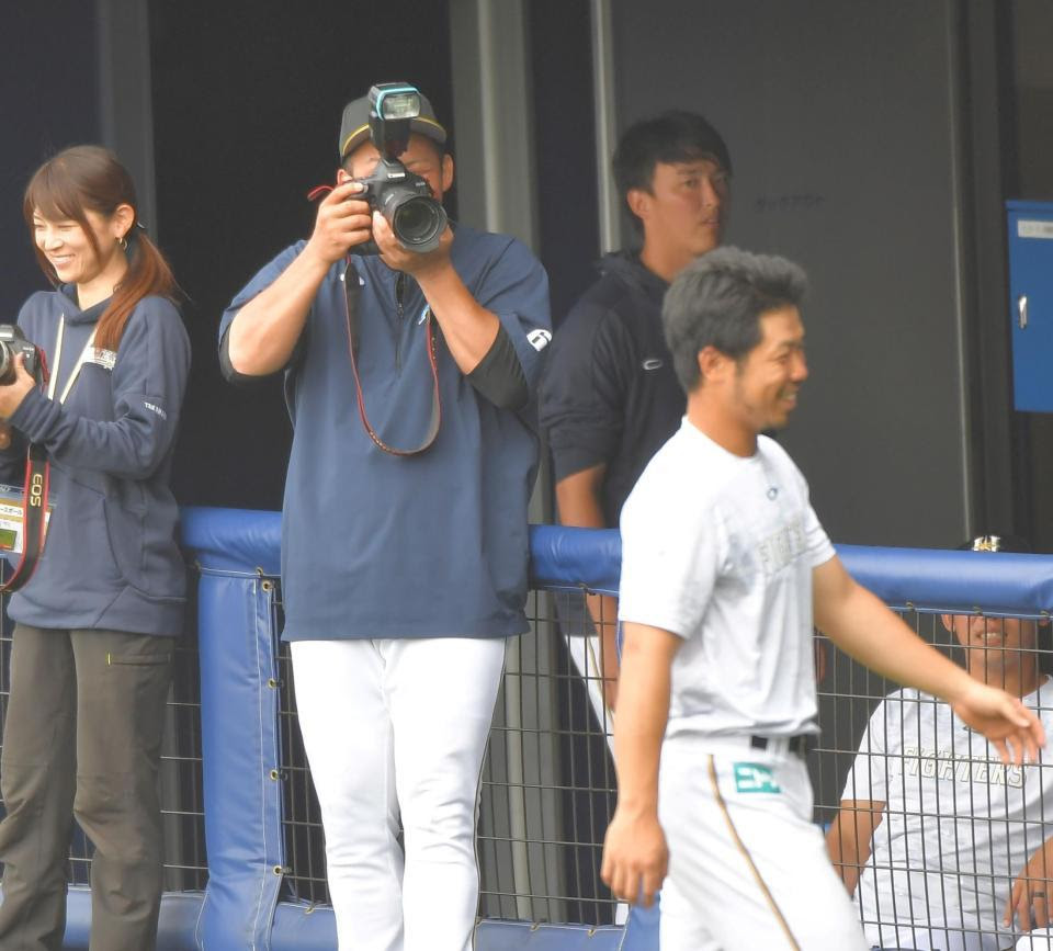 中田翔 カメラマン が激写でとらえたものは 上々のキャンプ打ち上げ カメラマン発 オピニオンｄ デイリースポーツ Online