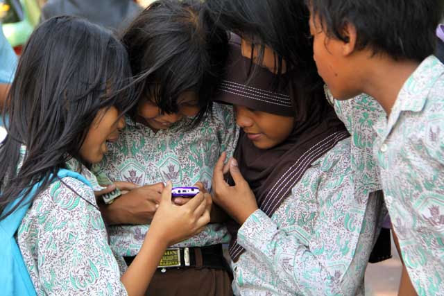 Ponsel Tak Lagi Monopoli Orang Dewasa