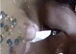印尼19岁女孩每隔5到15分钟会流出一滴钻石眼泪，被称为钻石眼泪女
