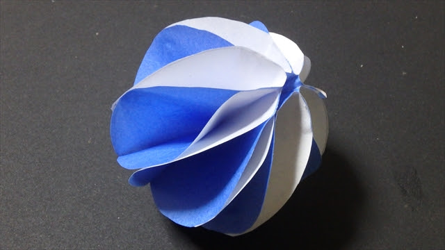 折り紙のクリスマスツリーと一緒に飾ろう 立体のボール飾りの折り方