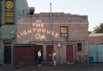 Fotograma de la película 'La La Land' en la entrada del Lighthouse Café.