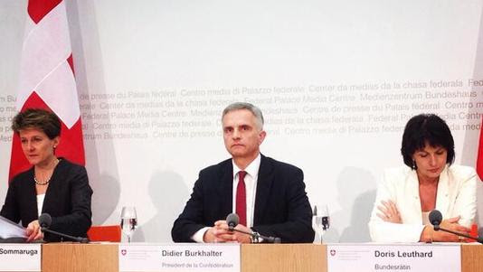 Le Conseil fédéral a refusé de parler de "dimanche noir", mais il faisait grise mine dimanche soir. [Thibaut Schaller - RTS]