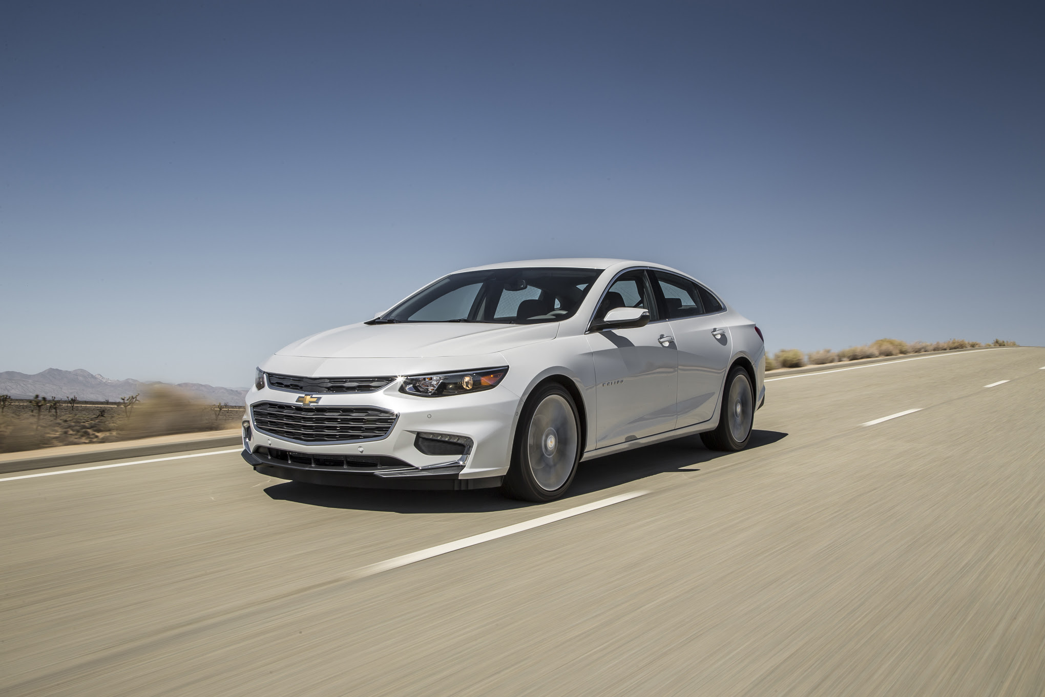 2016 Chevrolet Malibu 20T Premier front three quarters 03