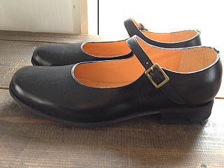 R U Annyワンストラップシューズ Price 円 Tax Material カーフ 子牛革 Color ブラック Size 37 23 5 Sold Out 38 24 Sold Out 39 24 5 Sold Out 通常のサイズでお選びいただけると良いかと思います R U の定番型annyの