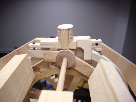 Holzraderuhr Schwerkrafthemmung