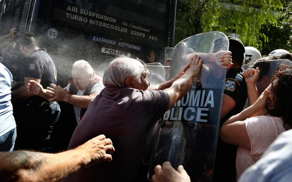 Τα χθεσινά γεγονότα, στη συμβολή της λεωφόρου Βασ. Σοφίας με την οδό Ηρώδου Αττικού, προκάλεσαν μίνι κρίση στο εσωτερικό της Ελληνικής Αστυνομίας.