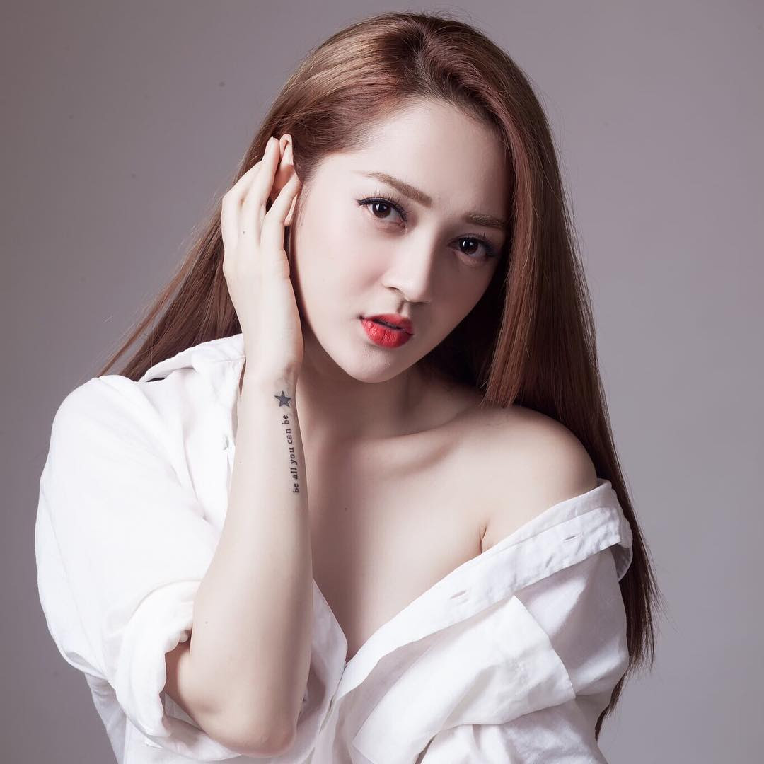 Không ngờ bạn gái Hồ Quang Hiếu diện đầm ngủ gợi cảm thế này - 6