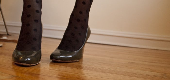 dash dot dotty, polka dot tights, gray wedges, gredges